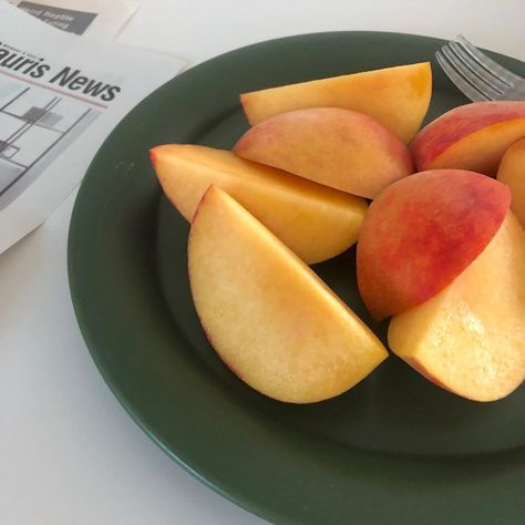 peaches on a green ceramic plate. check out these gorgeous plates linked in post. #peached #athome #snack #ad #food #healthyrecipe Dessert Aux Fruits, Think Food, Deilig Mat, Pretty Food, Food Cravings, I Love Food, Cute Food, Instagram Aesthetic, Aesthetic Food