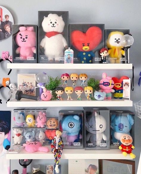 I have made a pinterest board with the ideas to make your bedroom super BTS ARMY aesthetic!! With vanity, study tables, mirrores, work tables, beds, sofas and many more exciting and aesthetic stuff!! Check it out #bts #btsfanart #btsaesthetic #btsxarmy #armyroom #bedroom #bedroomideas #bedroomdecorideas #bedroomdecoration #bedroominspo #bedroomgoals Bt21 Room, Bts Army Aesthetic, Bt21 Collection, Army Bedroom, Wallpaper Decor Bedroom, Bt21 Merch, Army Aesthetic, Bts Room, Bts Season Greeting