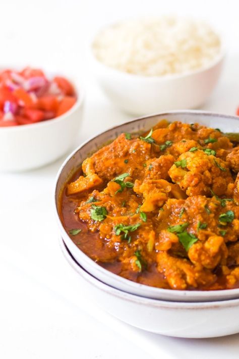 The best of both worlds is what you get with this Chicken and Cauliflower Curry. Tender pieces of chicken cooked with cauliflower in a spicy sauce Califlower Curry, Chicken Curry Sauce, Chicken Breast Curry, Low Carb Curry, Chicken And Cauliflower, Butter Chicken Curry, Chicken Cauliflower, Cauliflower Curry, Butter Chicken Recipe