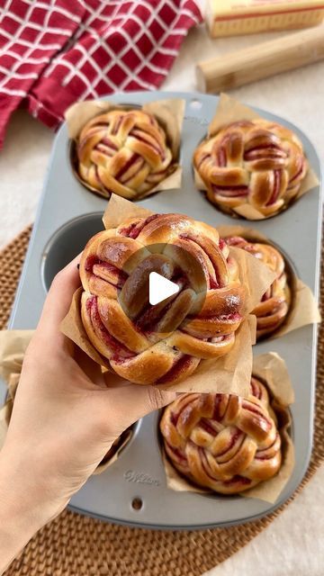 Kim | Home Baker & Digital Creator on Instagram: "Lemon Raspberry Brioche Buns 🩷🍋

Bringing back a new and improved version of my viral 21M blueberry buns! Main difference is the filling - this recipe calls for freeze dried berries instead of fresh, which means less mess but just as much flavor. The dough is an enriched yeasted brioche dough with a hint of cardamom and filled with a bright lemon raspberry filling 😋

Prep the dough the night before or day of!  Recipe makes 8 jumbo muffin sized buns. 

Brioche dough:
475g bread flour
260g whole milk
1 large egg + 1 yolk
50g granulated sugar
1/8 tsp cardamom (optional)
9g salt
6g instant yeast
90g unsalted butter (chilled)

Raspberry Filling:
zest of 1-2 lemon
90g softened unsalted butter
80g granulated sugar
25g freeze dried raspberries ( Brioche Filling Ideas, Filled Buns Savory, Jam Buns Recipe, Filled Brioche Buns, Brioche Buns Ideas, Bread With Filling, Raspberry Brioche, Brioche Dessert, Brioche Buns Recipe