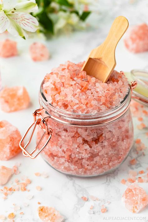 Salt Bath Benefits, Bath Soak Recipe, Bath Benefits, Bath Salts Recipe, Himalayan Salt Bath, Bath Salts Diy, Homemade Beauty Recipes, Salt Bath, Energy Cleansing