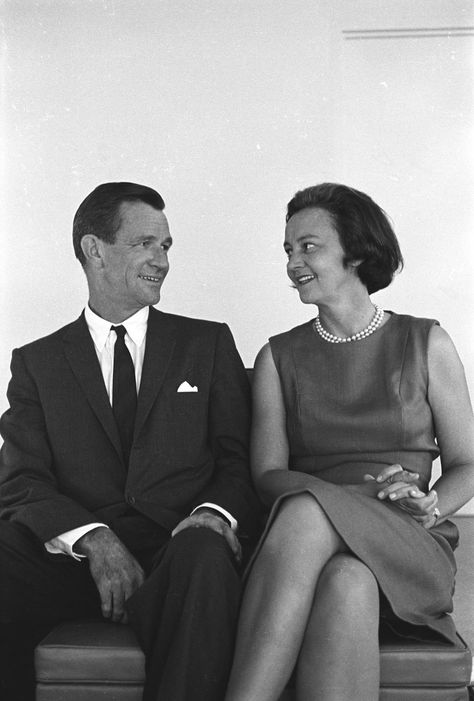 katharine graham & philip graham Katharine Graham, Katherine Graham, Ivy Style, Vintage School, School Style, School Fashion, Vanity Fair, Old School, Google Images