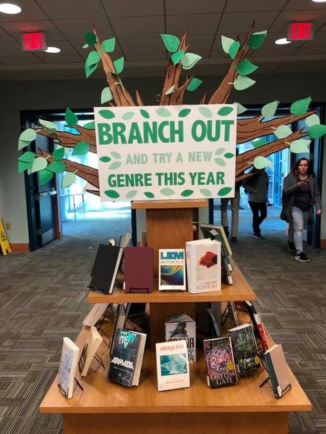 Christmas Library Display, Teen Library Displays, Teen Library Space, School Library Activities, School Library Book Displays, Library Lessons Elementary, School Library Bulletin Boards, Elementary Librarian, School Library Decor