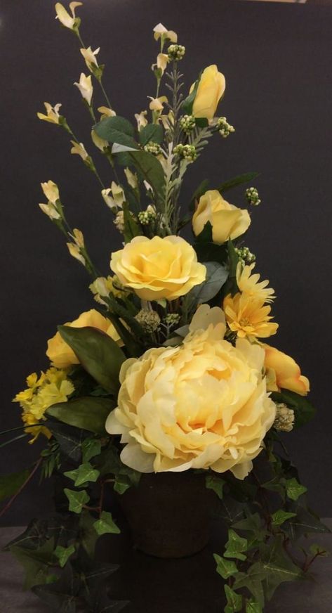 How To Make A Large Floral Arrangement, Yellow Rose Flower Arrangement, Yellow Roses Arrangement, Yellow Floral Arrangements, Flowers Arrangements Ideas, Yellow Flower Arrangements, Fresh Flower Arrangement, Spring Flower Arrangements, Large Flower Arrangements