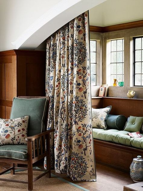 Victorian Chairs, Grandmillenial Style, Fantasy House, Bed Curtains, Kitchen Diner, World Of Interiors, Guest Bedrooms, Interior Design Trends, William Morris