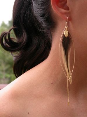 Feather jewelry is so IN right now! a great pair of earrings or just wear one! Love this look! Feathers Earrings, Feather Crafts, Coin Pendant Necklace, Feather Jewelry, Outfit Trends, Alam Yang Indah, Simple Elegant, Feather Earrings, Delicate Necklace