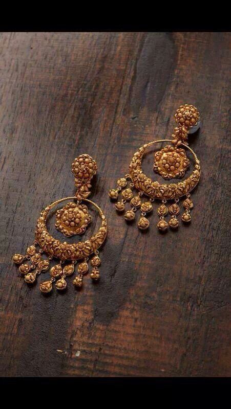 Gold jhumkis- by jaipur gems Jewelry Tree Diy, Jewelry Traditional, Perhiasan India, Wedding Jewellery Collection, Jewelry Design Earrings, India Jewelry, Gold Earrings Designs, Gold Jewelry Indian, Jewelry Tree