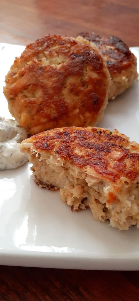 Salmon Patties Recipe Salmon Fritters Recipes, Quick Yeast Rolls, Best Salmon Patties, Salmon Burger Recipe, Best Salmon, Canned Salmon, Salmon Patties Recipe, Budget Friendly Dinner, Patties Recipe