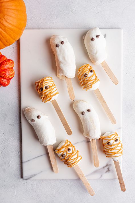 Banana Ghost, Halloween Bakes, Halloween Bananas, Banana Ghosts, Kids Yogurt, Delicious Halloween Treats, Banana Popsicles, Yogurt Covered Pretzels, Banana Pops