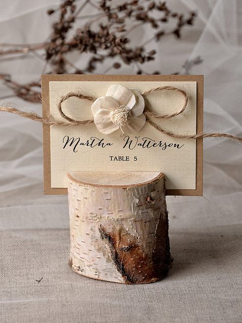 Segnaposti Rustic Place Card Holders, Rustic Place Cards, Burlap Wedding Decorations, Rustic Burlap Wedding, Wedding Name Tags, Birch Wedding, Place Card Holder, Eco Wedding, Table Place Cards