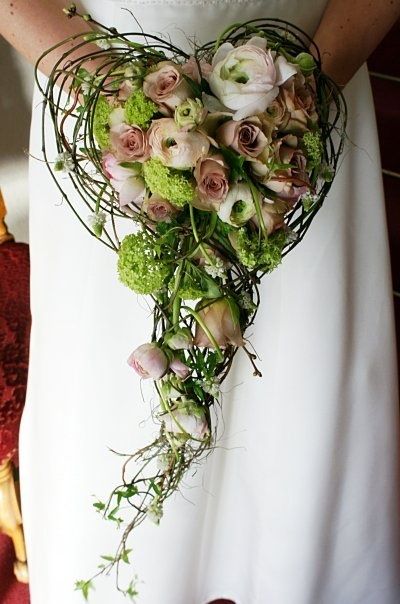 How stunning and different! Would you use this for your bouquet? Unique Bridal Bouquets, Modern Wedding Flowers, Bouquet Bride, Bridesmaid Colors, Cascade Bouquet, Diy Wedding Flowers, Outdoor Wedding Decorations, Valentine Wedding, Deco Floral