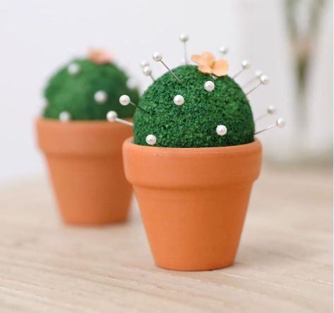 Diy Pin Cushions, Cactus Pin Cushion, Make A Cactus, Styrofoam Ball Crafts, Diy Pin Cushion, Styrofoam Crafts, Kissing Ball, Green Craft, Letter Wall Art