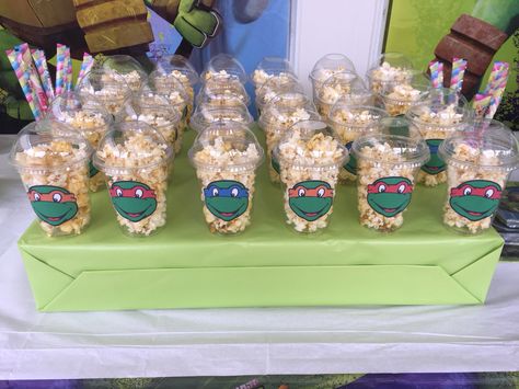 Ninja Turtle Movie Night, Ninja Turtle Snack Ideas, Ninja Turtle Dessert Table, Ninja Turtle Party Snacks, Ninja Turtle Treats, Turtle Popcorn, Ninja Turtle Snacks, Birthday Candy Table, Turtle Dessert