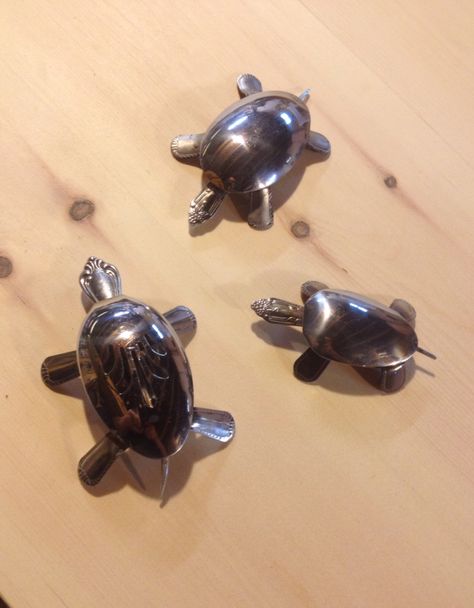 Turtles from flatware spoons f Metal Sculpture Artists, Welded Art, Cutlery Art, Silverware Crafts, Silverware Art, Spoon Art, Welding Art Projects, Metal Welding, Silverware Jewelry