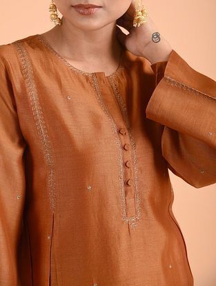 Women Books, Denim Ruffle Dress, Silk Kurti Designs, Choli Blouse, Kameez Designs, Silk Kurti, Long Kurti Designs, Kurta Neck Design, Dress Neck Designs