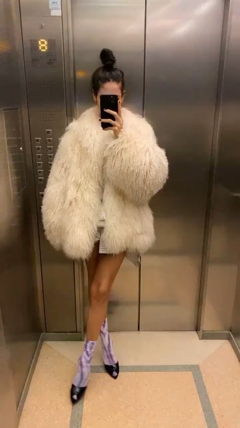 Glitz And Glam Winter Outfit, White Fur Jacket Outfit, Fluffy Coat Aesthetic, Luxury Chic Fluffy Outerwear, White Fur Coat Outfit, Fur Coat Outfit Winter, Faux Fur Jacket Outfit, Faux Fur Coat Outfit, Fur Coat Aesthetic