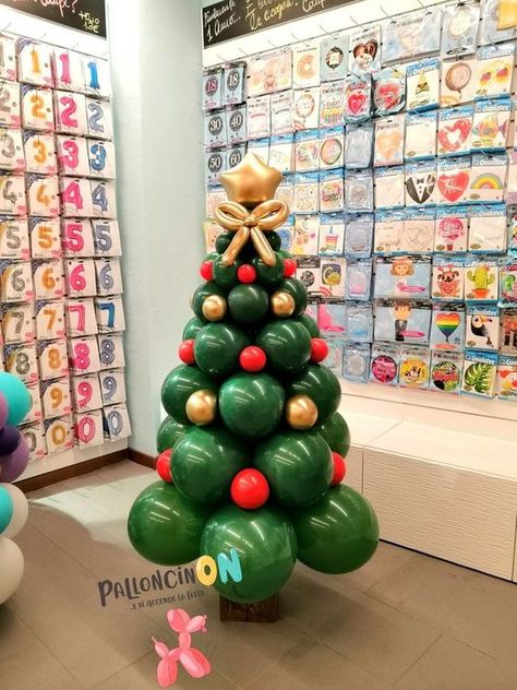 Ballon Tree Christmas, Christmas Tree Out Of Balloons, Easy Christmas Balloon Decorations, Christmas Decor Balloons, Christmas Balloons Ideas, Christmas Balloons Decorations, Ballon Christmas Tree, Ballon Tree, Balloon Decorations Christmas