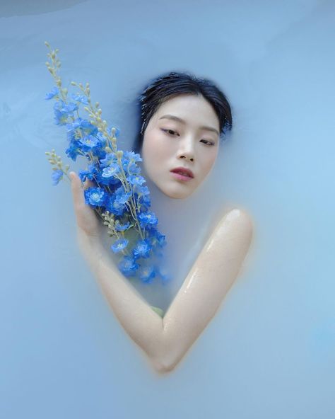 Nature Photography Portrait, Milk Bath Photos, Debut Theme, Asian Photography, Debut Photoshoot, Lake Photoshoot, Water Reflection, Flower Photoshoot, Reportage Photography