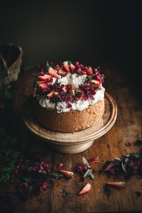 Angel Food Cake Whipped Cream, Cake Whipped Cream, Dark Food Photography, Angel Food Cake, Food Cake, Angel Food, Food Cakes, Pretty Cakes, Pavlova