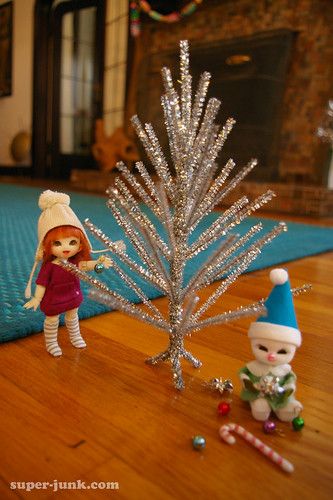 Christmas Crafts Pipe Cleaners, Aluminum Tree, Tiny Trees, Dollhouse Vintage, Ornaments Ideas, Tinsel Christmas Tree, Retro Christmas Decorations, Aluminum Christmas Tree, Vintage Christmas Crafts