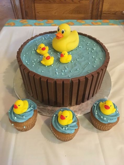 Cake With Duck Design, Duck Shaped Cake, Duck Theme Birthday Cake, Rubber Duck Cake Ideas, Korean Cake Duck, Duck Pond Cake, Pond Cake Ideas, Duck Cakes Birthday, Duck Party Food