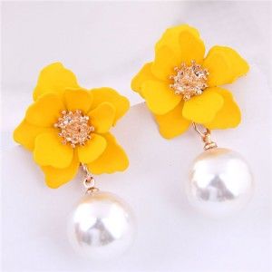 Yellow Flower with Dangling Pearl Fashion Women Costume Earrings Colorful Stud Earrings, Gold Bar Earrings, Sweet Earrings, Costume Earrings, Pearl Earrings Dangle, Floral Earrings, Pearl Drop Earrings, Jewelry Party, Accessories Jewelry