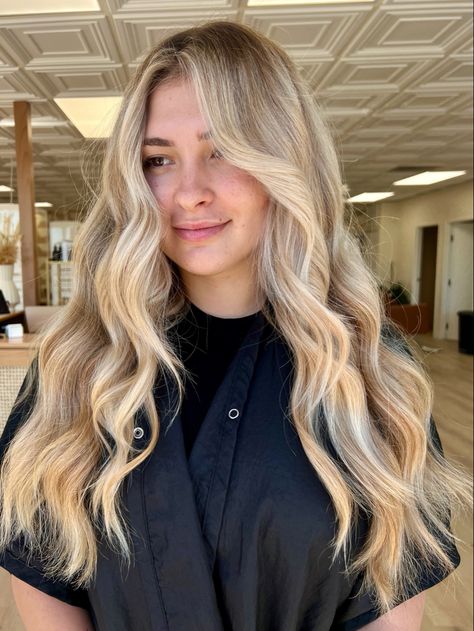 Blonde Highlights Root Melt, Blonde Root Melt With Money Piece, Blonde Balayage Money Piece, Blended Money Piece Hair, Blonde Balayage With Money Piece, Blonde Shadow Root, Root Melt Blonde, Bright Blonde Hair, Summer Blonde Hair