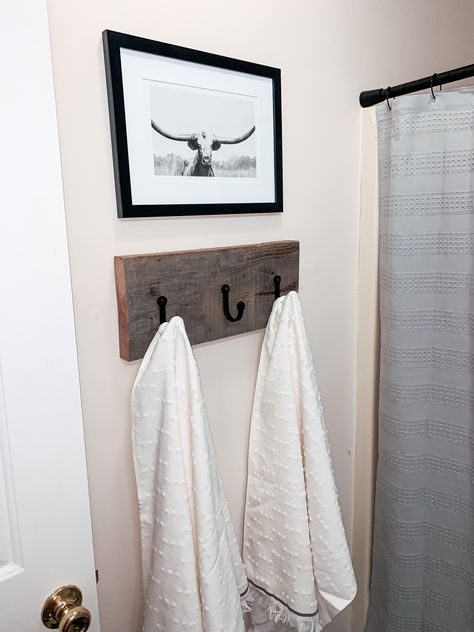 Farmhouse Bathroom Towels Ideas, Bathroom Towel Hardware, Small Western Bathroom Ideas, Diy Bathroom Towel Hooks, Small Bathroom Towel Hanging Ideas, Bathroom Hooks Ideas, Towel Hanger Ideas Bathroom, Towel Hanging Ideas Bathroom, Towel Hooks In Bathroom