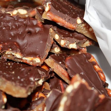 Salted Caramel Pretzel Bark--- 2 sticks butter, 1 cup brown sugar, cook til brown but not boiling.  Pour over pretzels, bake 5 mins at 350.  Spread melted chocolate over pretzels, sprinkle with sea salt.  Refridgerate 1 hr, break into pieces. Bark Healthy, Pretzel Bark Recipes, Salted Caramel Pretzel Bark, Caramel Pretzel Bark, Bbq Dessert, Pretzel Bark, Salted Caramel Pretzels, Pretzel Bars, Salted Pretzel