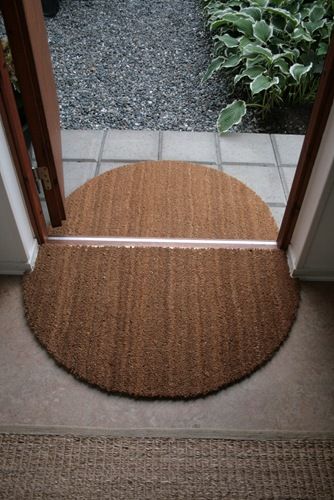 Welcome Mat Cut in half. Directions over at Chez Larsson. via: Less... - Jenn Wren Decoration Hall, Door Mat Diy, Interior Design Minimalist, Creative Home Decor, Classic Decor, Inside Outside, Creative Home, Home Projects, Door Mat