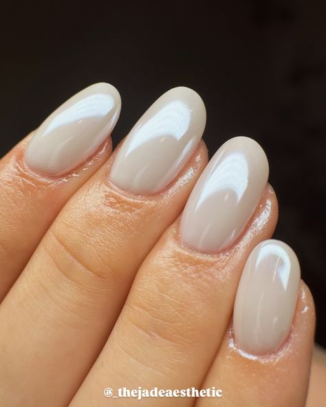 white glazed donut nails, ✨ white chrome nails are sooo cute!! 🤩 gel fill on natural nails w/ nail art <3 @stellar_gel - stellar bond - stellar base - hard structure gel natural - stellar shine top @dndgel - dnd 863 wedding veil @the_gelbottle_inc - iced chrome powder #whitechromenails #chromenails #glazeddonutnails #icedchromenails #pearlnails #shortgelnails #cleangirlnails #itgirlnails #simplenails #gelnails #nailsnailsnails #nails #nailinspiration #nailinspo #winternails #winternai... Dnd Chrome Nails, White Glazed Donut Nails, Iridescent White Nails, White Glazed Nails, Round Gel Nails, White Jelly Nails, Pearly White Nails, Nails White Chrome, Opalescent Nails