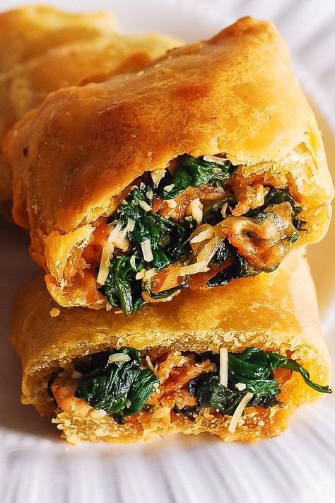 Chicken and Spinach in Puff Pastry Handheld Meals, Julia's Album, Puff Pastry Pockets, Slab Pies, Puff Pastry Chicken, Spinach Puff Pastry, Spinach Puff, Chicken Puffs, Pan Dishes