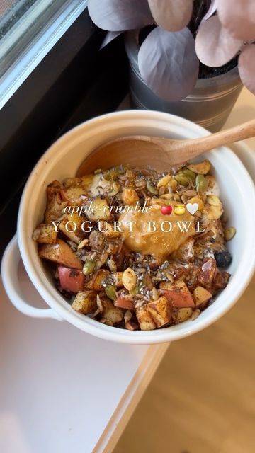 Breakfast Crumble Healthy, Apple Pie Yogurt Bowl, Apple Yogurt Bowl, Yogurt Granola Bowl, Greek Yogurt Bowl, Granola Bowl, Yoghurt Bowl, Cinnamon Granola, Pumpkin Bowls