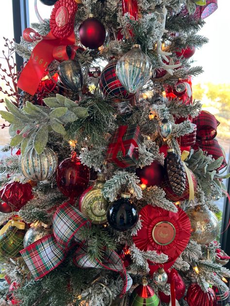 Red Christmas Tree Theme, Creative Christmas Tree Ideas, Tartan Plaid Christmas, Garland Lights, Creative Christmas Trees, Plaid Christmas Tree, Red Christmas Tree, Xmas Trees, Christmas Tree Ideas