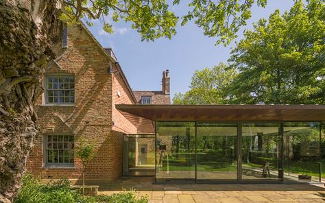 https://www.telegraph.co.uk/property/uk/add-ultra-modern-glass-extension-old-listed-home-make-work/ Orangery Extension, Cottage Extension, Roof Extension, Glass Extension, Modern Extension, House Extension Design, Old Home, Modern House Exterior Design, Georgian Homes