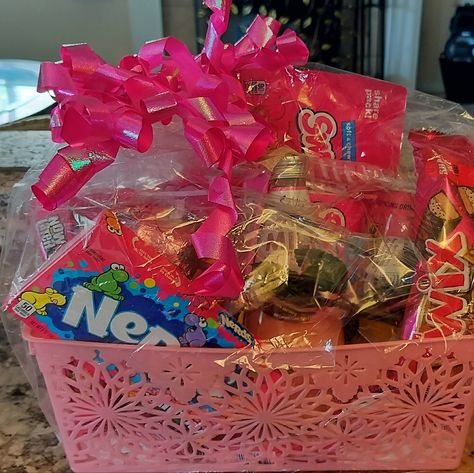 Color Splash Custom Pink Snack Basket. All Items Are Edible . Made With Love. Super Fun Snack Basket. Kids. Traveling Pink Basket Ideas For Color Party, Pink Snack Basket, Freakshakes Recipe, Snack Gift Baskets, Snack Basket, Pink Snacks, Pink Basket, Snack Gift, Blue Statement Necklace