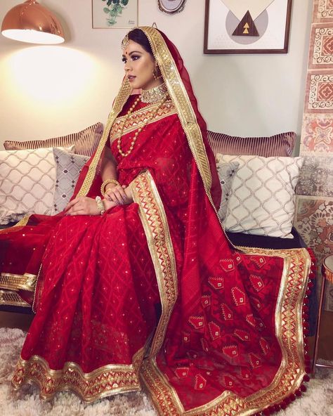 Saree With Chunni Indian Weddings, Unique Indian Bridal Outfits, Bride In Saree With Dupatta, Reception Dress Bride Indian Saree, Red Bridal Saree, Red Saree Wedding, Side Work, Indian Bridal Sarees, Bengali Bride