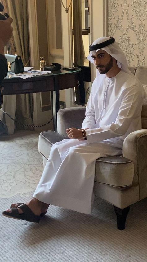 Arab Men Outfit, Dubai Photography Ideas, Dubai Men, Billionaire Husband, Arab Boys, Muslim Boy Names, W Pictures, Arab Men Fashion, Types Of Aesthetics