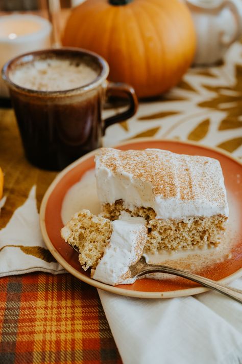 Pumpkin Tres Leches Cake Pumpkin Tree Leches Cake, Pumpkin Tres Leches Cake Recipe, Pumpkin Tres Leches, Pumpkin Tres Leches Cake, Classic Holiday Desserts, Mexican Recipies, Thanksgiving Dessert Table, Thanksgiving Dessert Ideas, Pumpkin Dessert Recipes