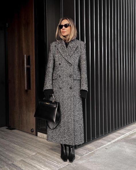 Long Coat Outfit Classy, Herringbone Coat Outfit, Long Grey Coat Outfit, Grey Coat Outfit Winter, Lolario Style, Grey Coat Outfit, Vinter Mode Outfits, Long Coat Outfit, Long Grey Coat