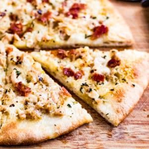 White Clam Pizza Pepe's Style Clam Pizza, Seafood Pizza, Delicious Pizza Recipes, California Food, Making Homemade Pizza, Salad Toppings, Pizza Recipes Homemade, Cooking Classy, Delicious Pizza