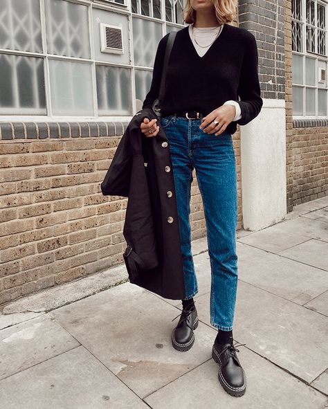 Winter Shoes For Work, Dark Wash Denim Outfit, Uniqlo Outfit Ideas, Winter Style Inspiration, Outfit Nero, Uniqlo Outfit, 2024 Shoes, Lizzy Hadfield, Dress Shoes Women