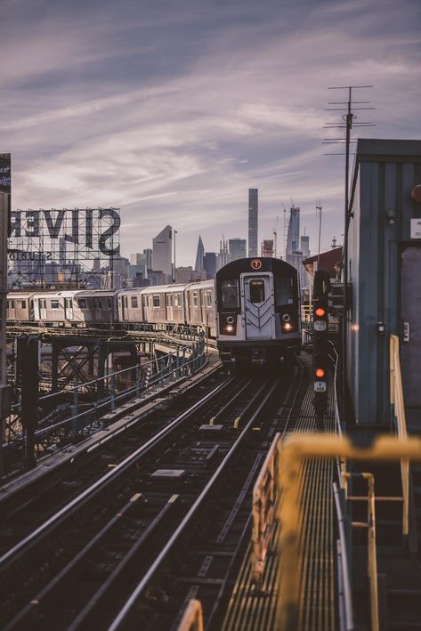 7 train meandering in front of the Manhattan Skyline. - Queens NYC. Train Front View, 1980s Nyc, Nyc 90s, Nyc Background, New York Train, Fame Ideas, Usa Aesthetic, Nyc Architecture, Nyc Train