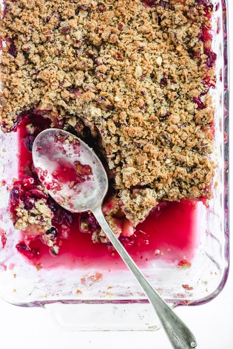 A cranberry apple crisp has all the hallmarks of an outstanding autumnal dessert with juicy apples, tart cranberries, and a cinnamon-y oatmeal pecan crisp topping. This bright combination upstages a plain old apple crisp every time. Pecan Crisp, Plum Crisp, Mixed Berry Crisp, Berry Crisp, Cinnamon Crumble, Family Desserts, Berry Cobbler, Nigel Slater, Blueberry Crumble