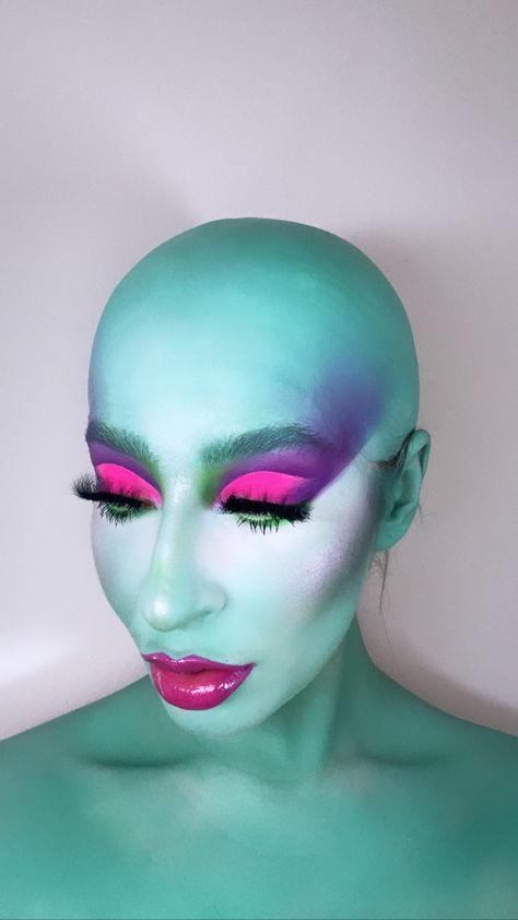 Instagram / @meganhmakeupartist kryolan bald cap application #baldcap #prostheticmakeup #fantasymakeup #makeup #sfxmakeup Bald Head Makeup Looks, Bald Cap Makeup, Cyberpunk Makeup, Bald Cap, Alien Makeup, Prosthetic Makeup, Bald Heads, Sfx Makeup, Edgy Makeup