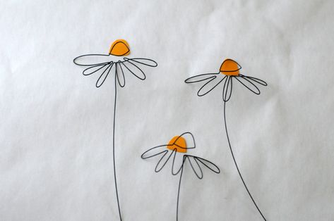 daisies | fold Tiny Sketches, Art Fil, Doodle Art Flowers, Mom Tattoo Designs, Wire Art Sculpture, Daisy Tattoo, Art Wire, Wire Flowers, Line Flower