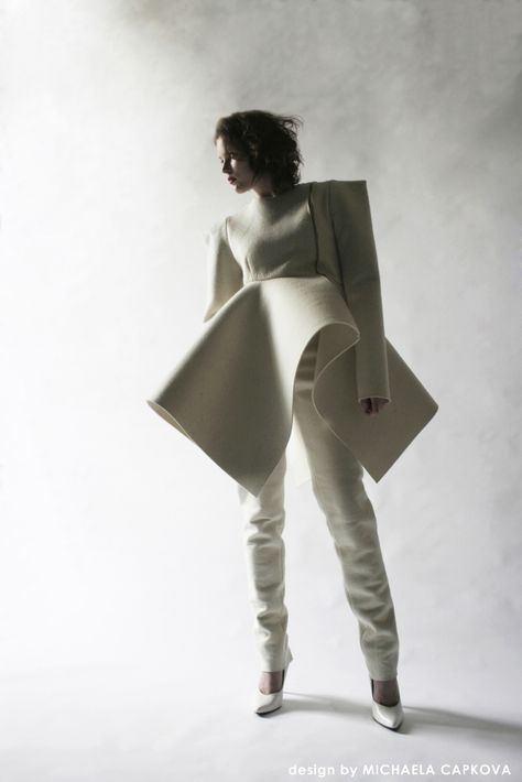 Sculptural fashion construction with square shoulders & bold 3D silhouette // Michaela Capkova Dresses Inspired By Architecture, Deconstructivism Fashion, Garments Inspired By Architecture, Avant Garde Silhouettes, Deconstructivism Architecture, Geometric Runway Fashion, White Avant Garde Fashion, 3d Silhouette, Fashion Construction