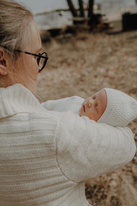 Lesbian Maternity Photoshoot, Lesbian Studio Portraits, Lesbian Newborn Photoshoot, Lesbian Film Photography, Maternity Photography Lesbian Couple, Newborn Photoshoot, Couple Photos