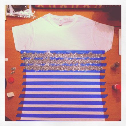 Easy DIY: How to Make A Glitter Striped Tee. but actually do this on a tank top and have it be the american flag Bordados Tambour, Sausage Balls, Diy Vetement, Cheese Sausage, Glitter Diy, Crafty Craft, Crafty Diy, Craft Time, Diy Clothing