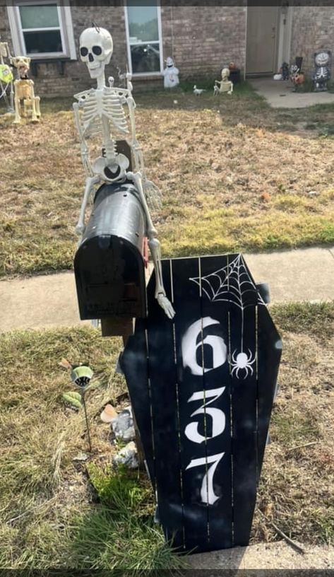 Outdoor Coffin Decor, Halloween Mailbox Ideas, Diy Halloween Mailbox Decor, Halloween Mailbox Decor, Halloween Mailbox Decorations Diy, Halloween Mailbox Skeleton, Spooky Mailbox Decorations, Mailbox Halloween Decor, Halloween Mailbox Decorations